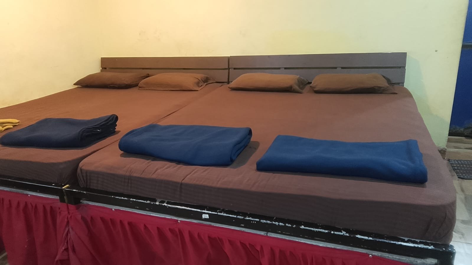 8 Sharing Room