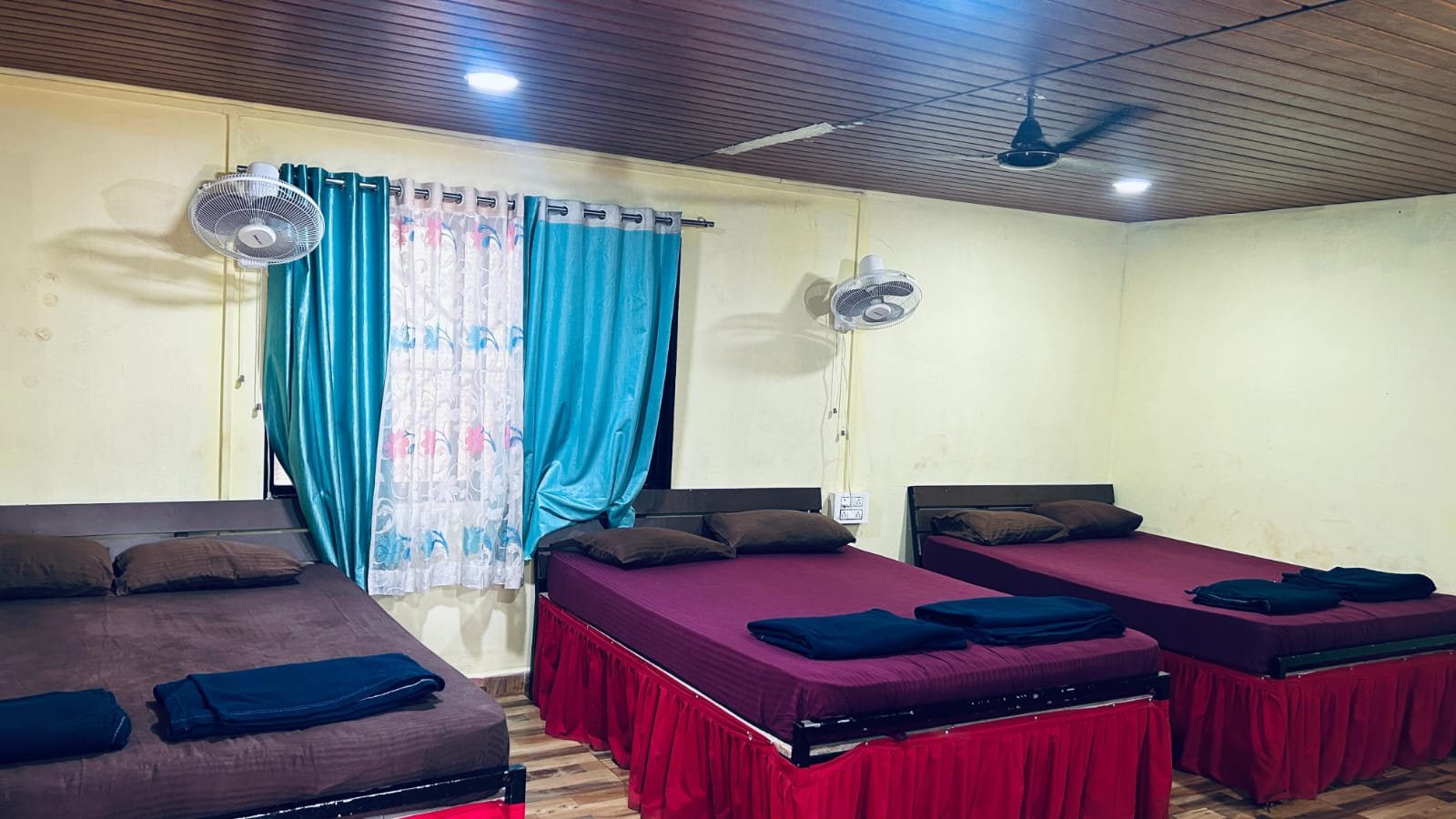 8 Sharing Room