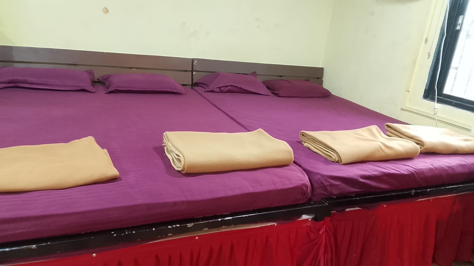 8 Sharing Room