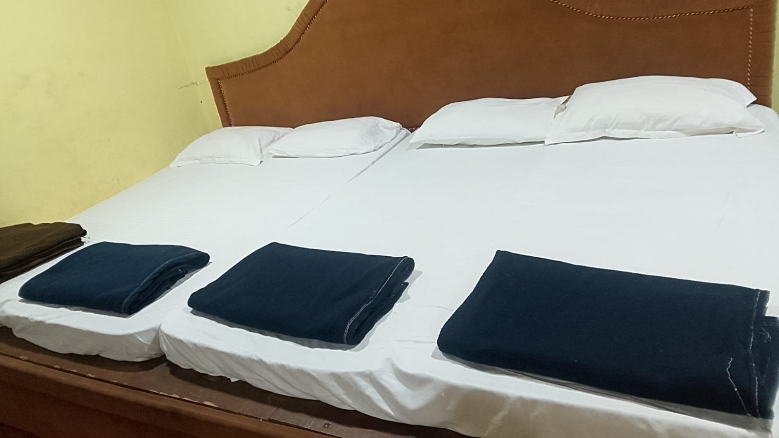 8 Sharing Room